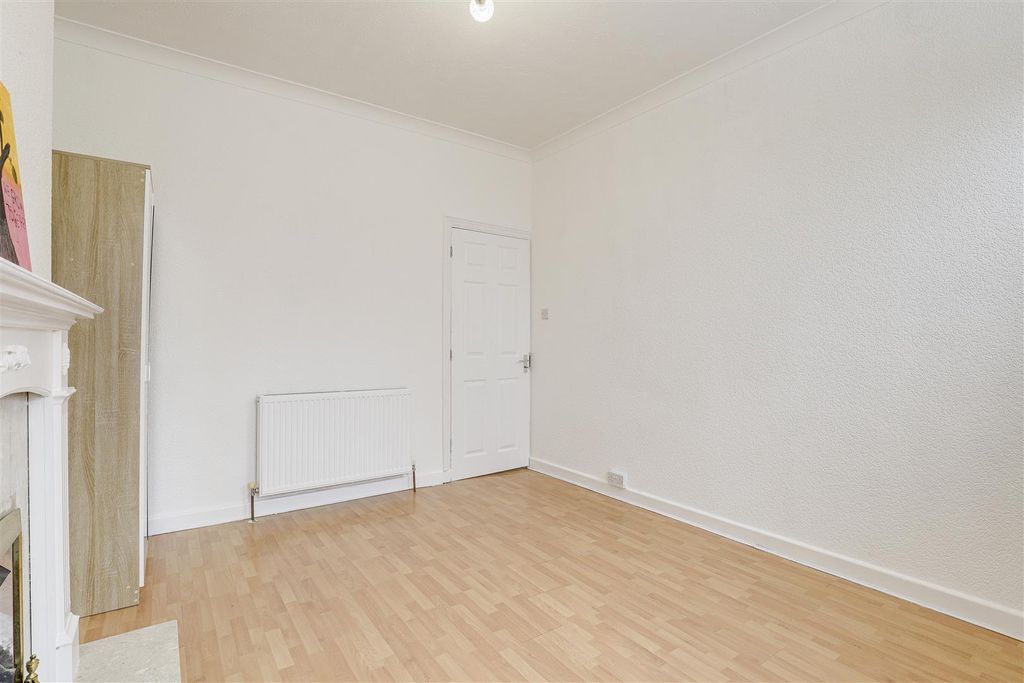 Property photo 3 of 16 10709.Jpg