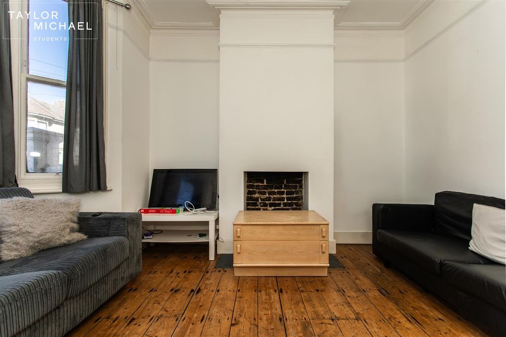 Property photo 3 of 21 Living Room