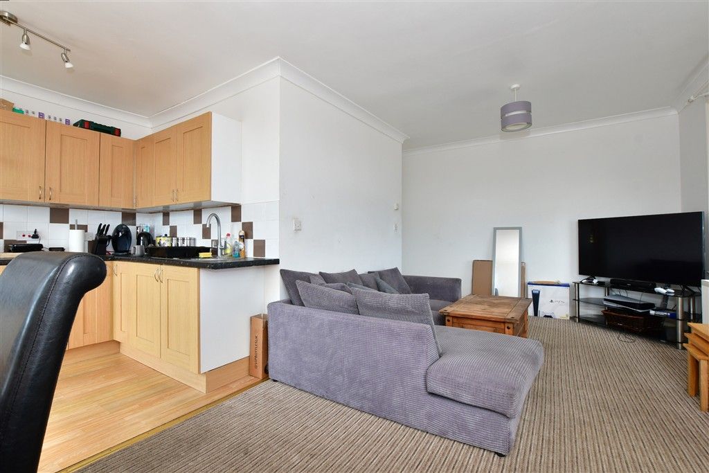 Property photo 1 of 8 Lounge