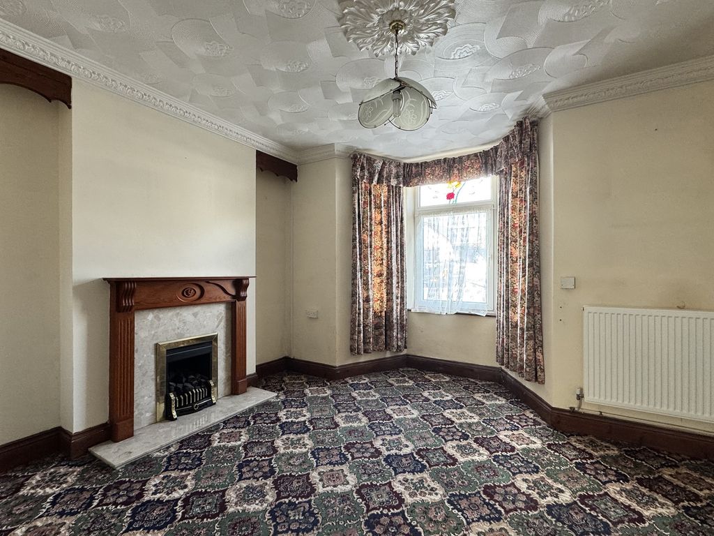 Property photo 2 of 29 Front Room