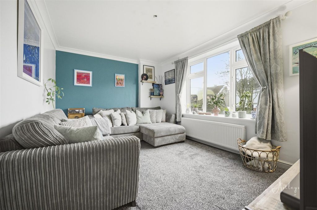 Property photo 2 of 19 Lounge