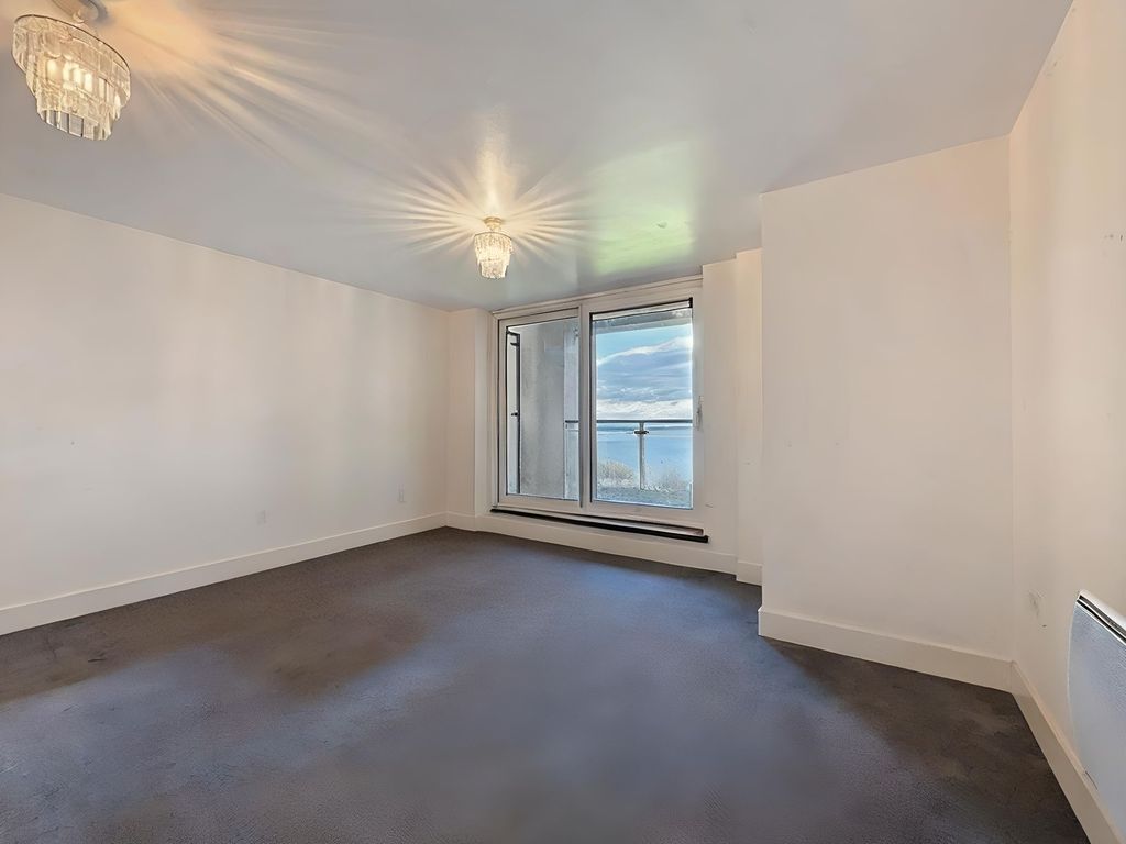 Property photo 3 of 18 Living Room