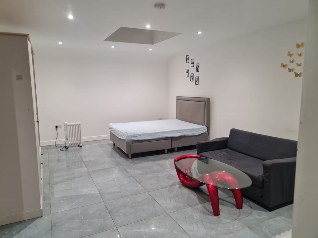 Property photo 1 of 4 Studio Flat To Rent In Ub3 Area Rent Includes All The Bills.