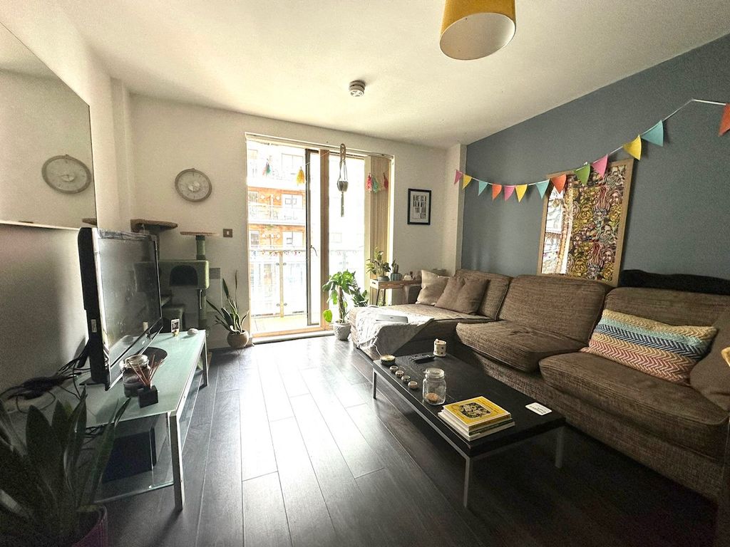 Property photo 1 of 12 Large Central 2 Bedroom Apartment With Balcony