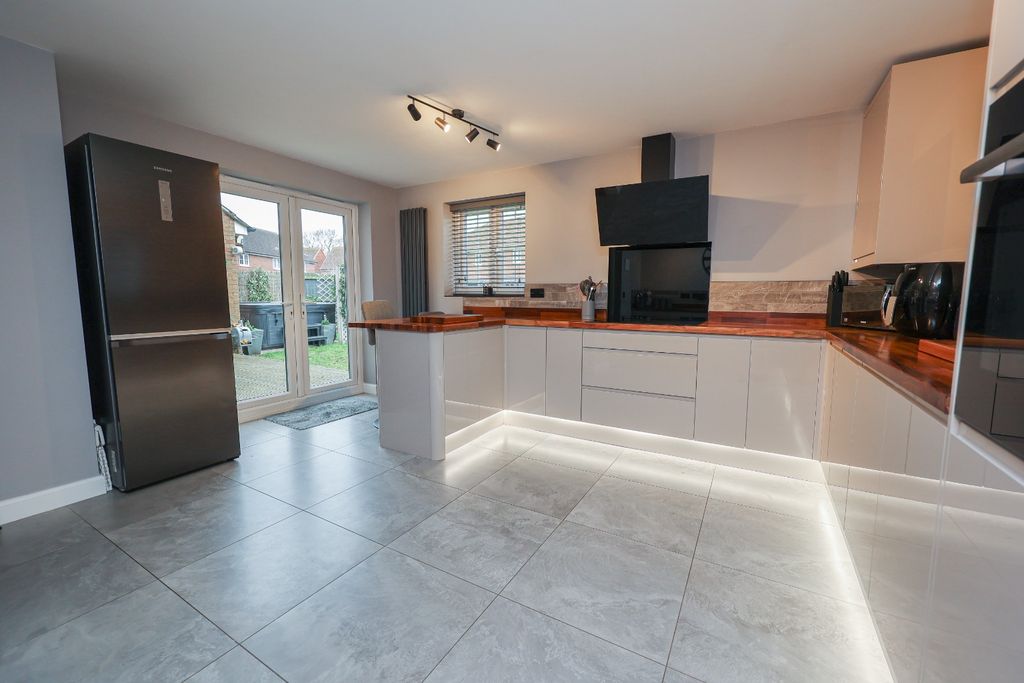 Property photo 3 of 25 4181832