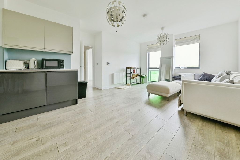 Property photo 3 of 17 Lounge