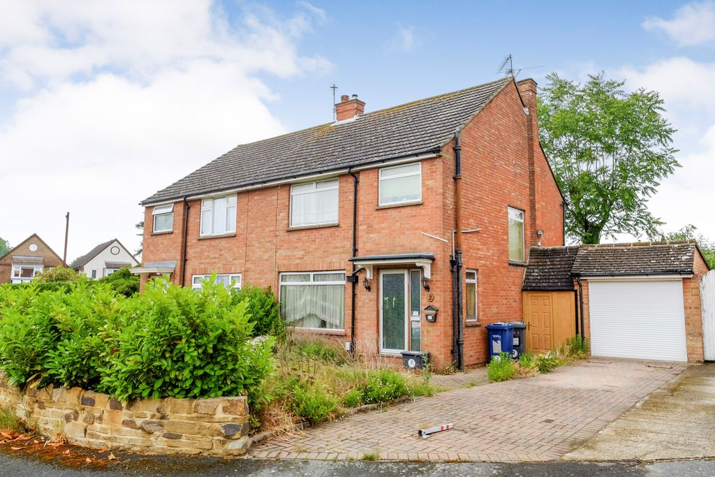 Property photo 1 of 11 2 St Georges Close, Badshot Lea, Farnham, Gu9 9Lz