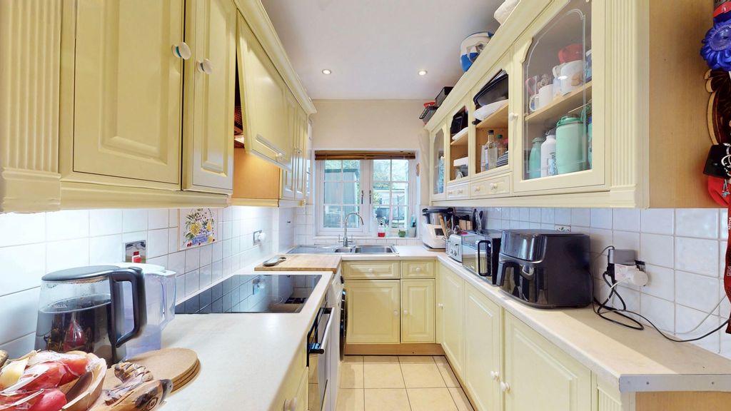 Property photo 3 of 26 Kitchen