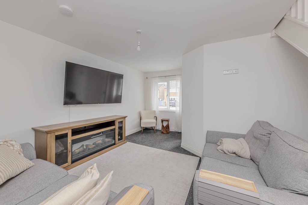 Property photo 3 of 27