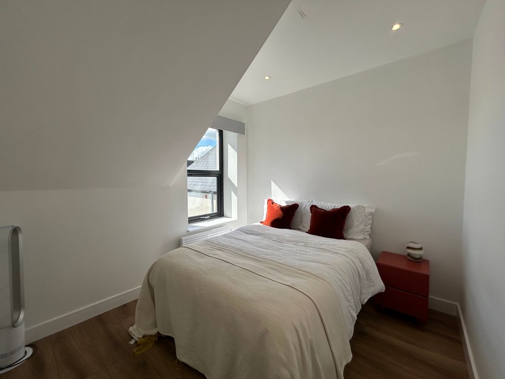 Property photo 1 of 7 Bedroom