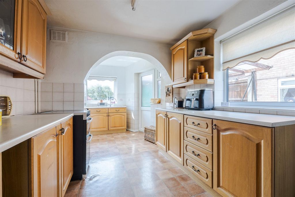 Property photo 3 of 19 Kitchen