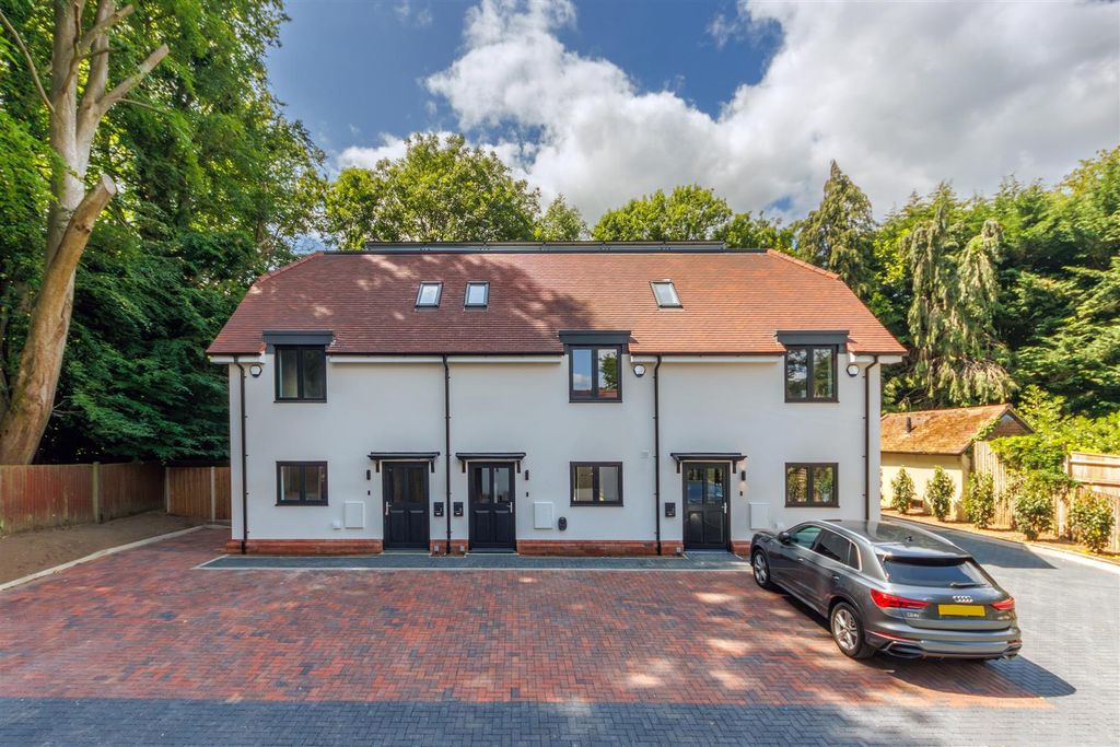 Property photo 1 of 18 Hooper cl Front .Jpg