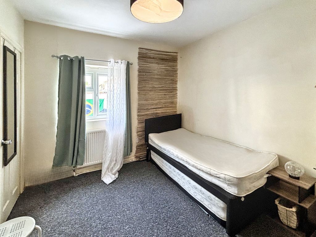 Property photo 2 of 6 Bedroom Side