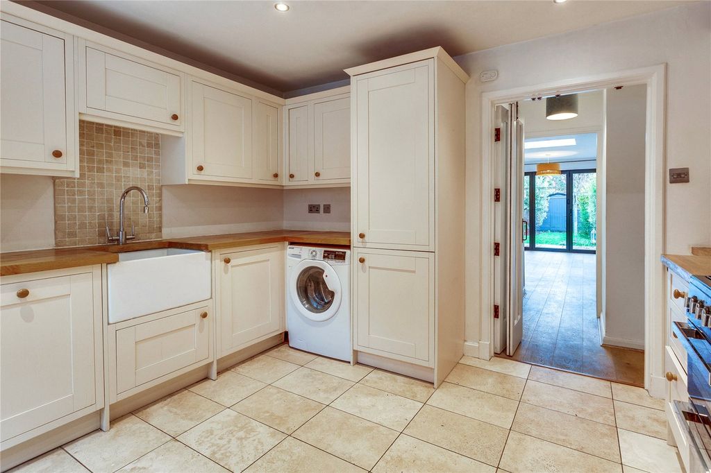 Property photo 3 of 11 Kitchen