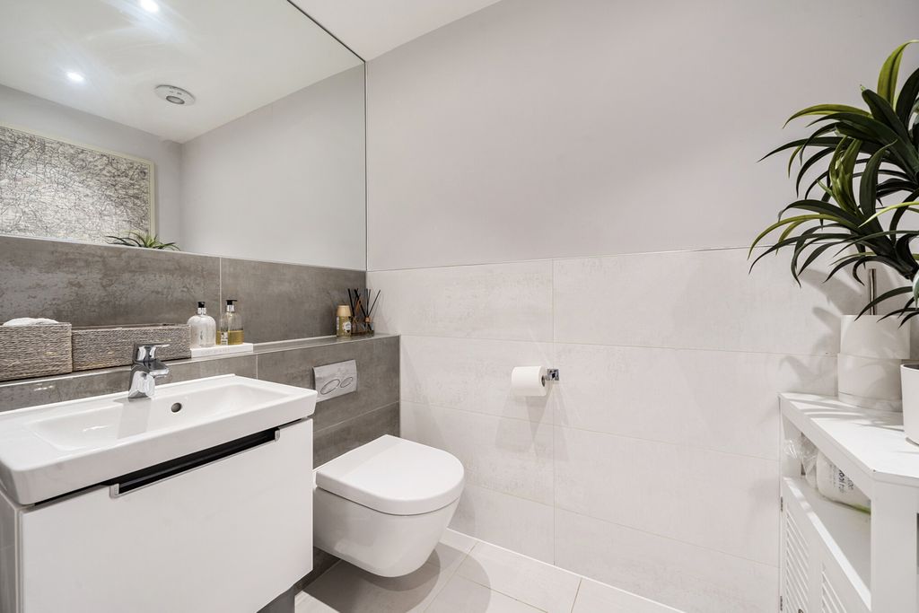 Property photo 3 of 20 1418103-3-699c2Bf...