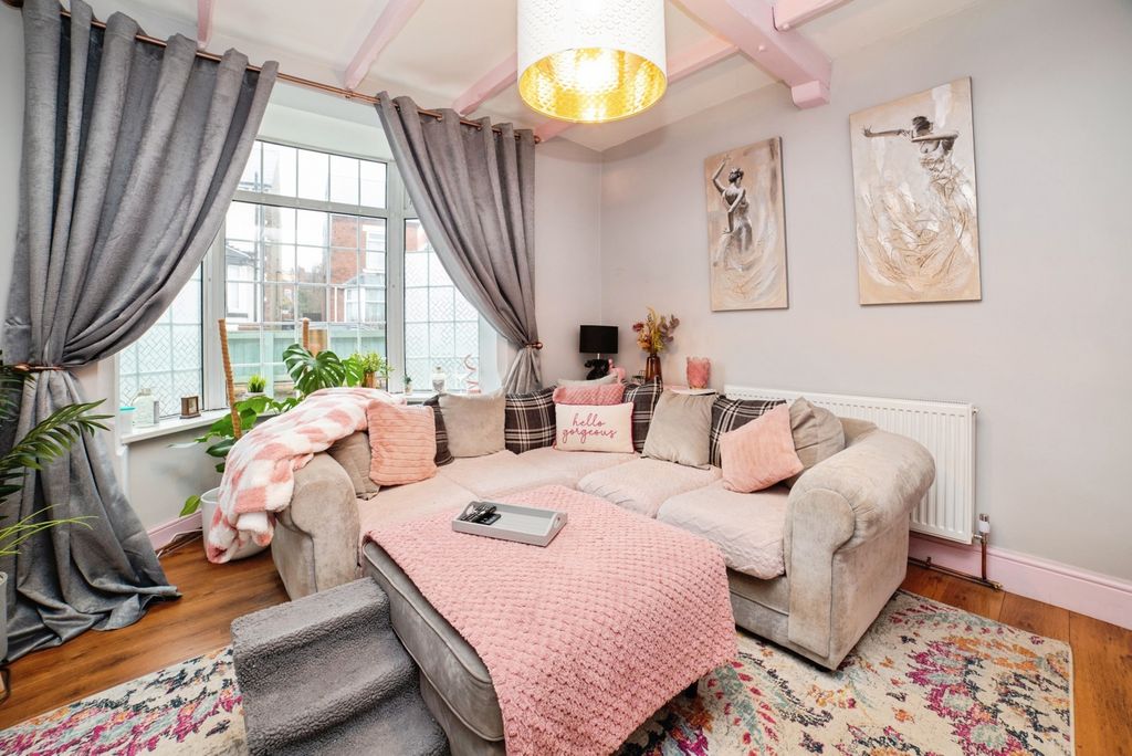 Property photo 3 of 35 Lounge