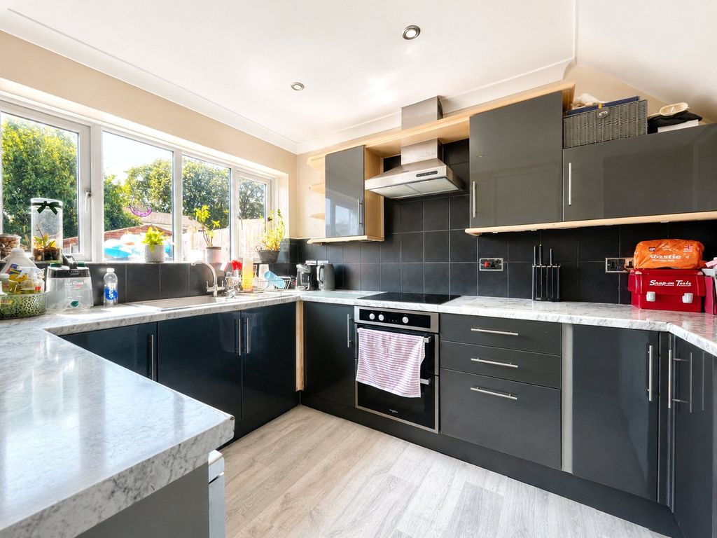 Property photo 2 of 11 Kitchen