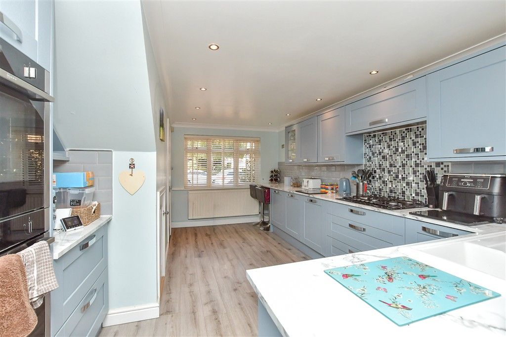 Property photo 3 of 9 Kitchen