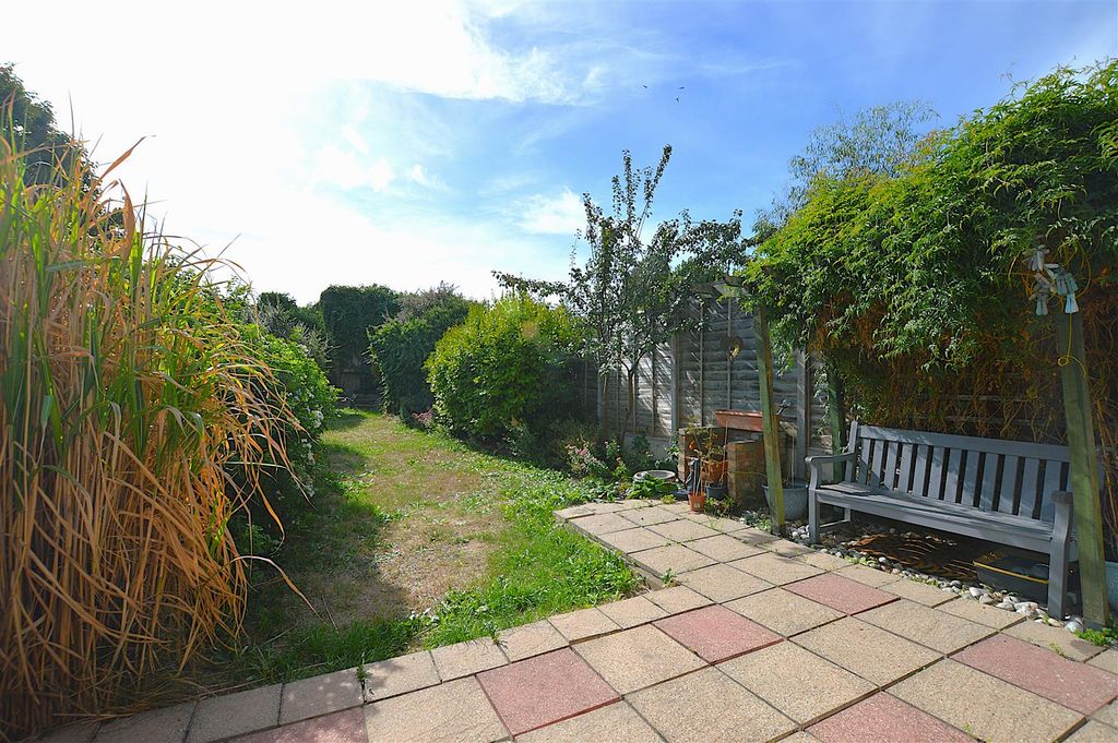 Property photo 3 of 11 4 Old Manor Drive Garden.Jpg