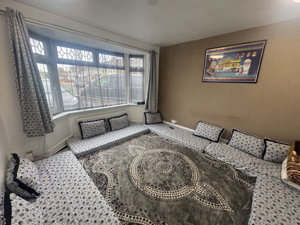 Property photo 1 of 12 Three Bedroom House To Rent In Heston Tw5