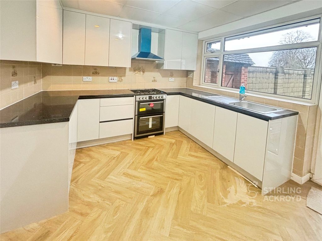 Property photo 2 of 10 Kitchen