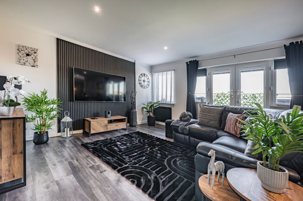 Property photo 2 of 32