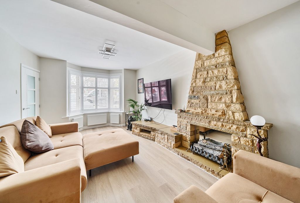 Property photo 3 of 15 1313846-13-685c06...