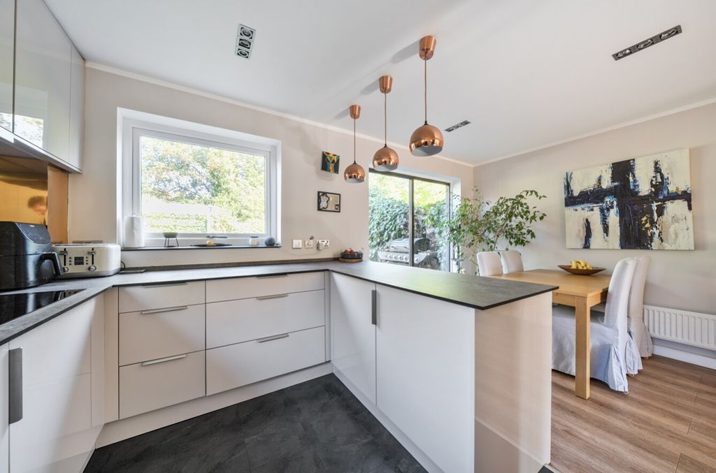 Property photo 2 of 19 1359042-4-68d2A35c106Bb