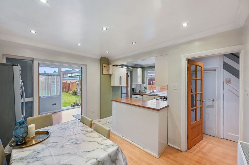 Property photo 2 of 4 Ewemove - 105 Walton Avenue - Dinera1 (1) (2)