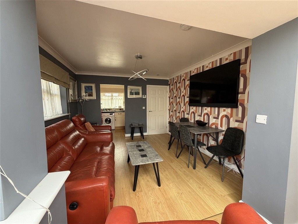 Property photo 3 of 11 Lounge