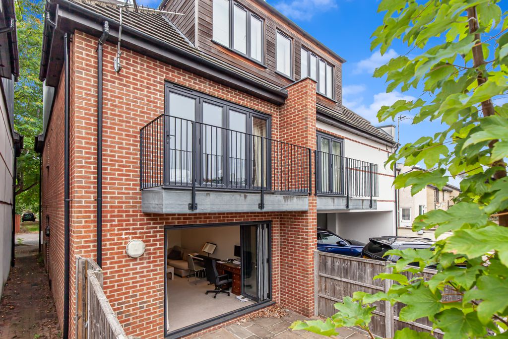 Property photo 3 of 9 Photo 03