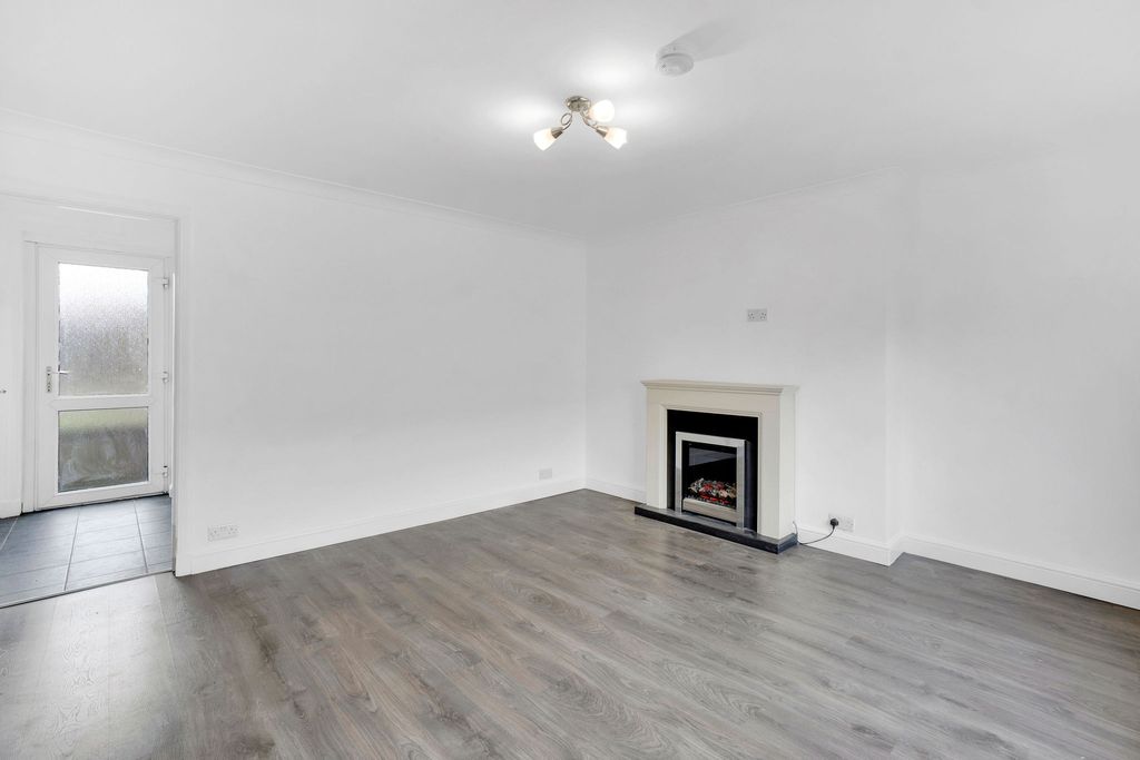 Property photo 2 of 17 Lounge