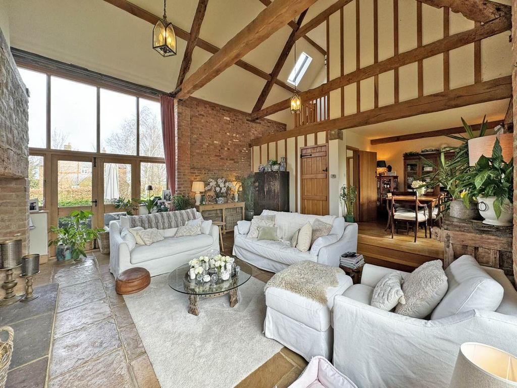 Property photo 3 of 20 Lounge3