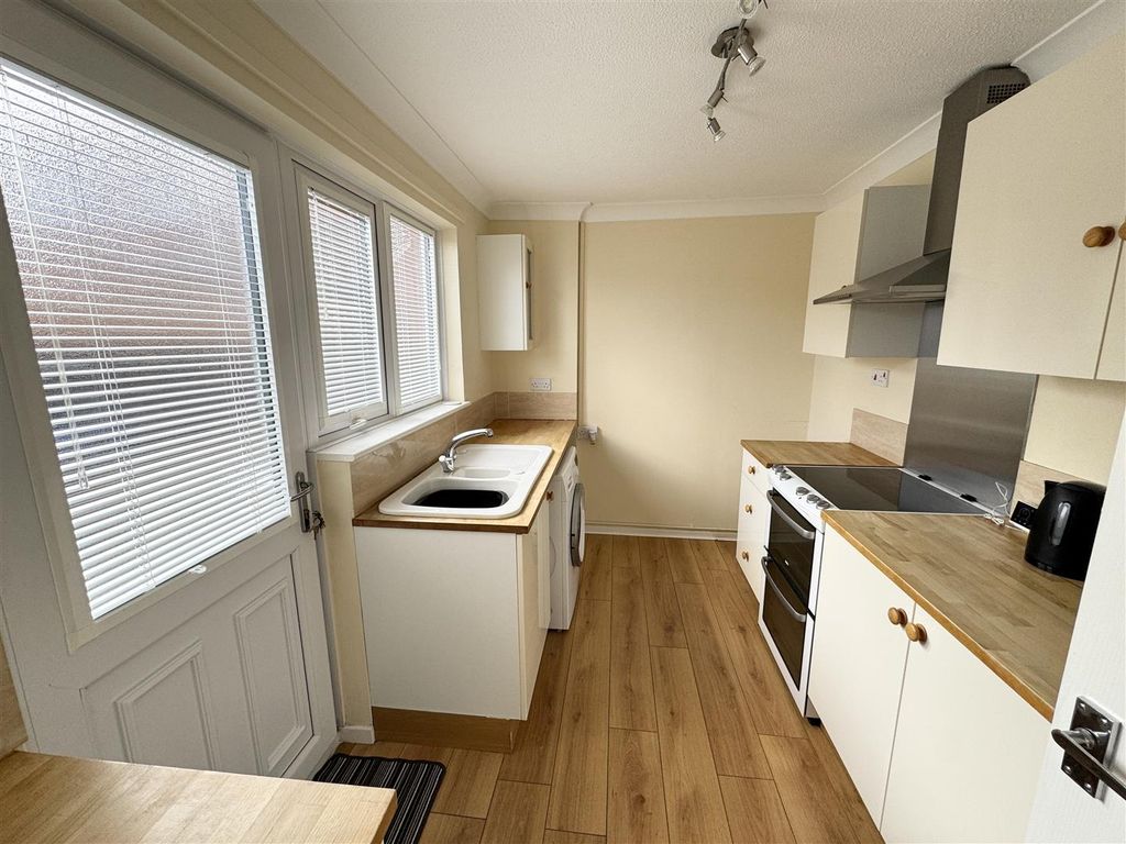 Property photo 3 of 8 Kitchen
