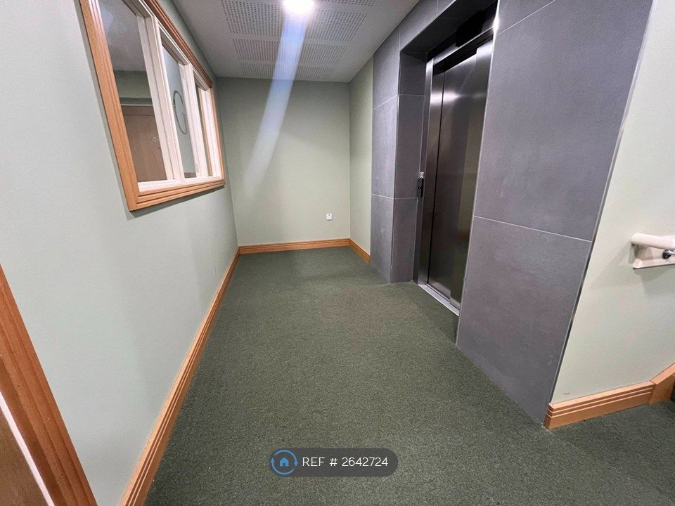 Property photo 3 of 12 Communal Lift