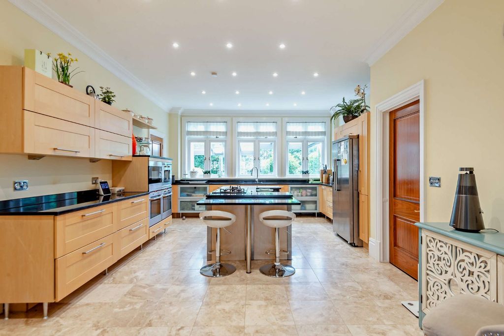 Property photo 3 of 24 Kitchen/Breakfast