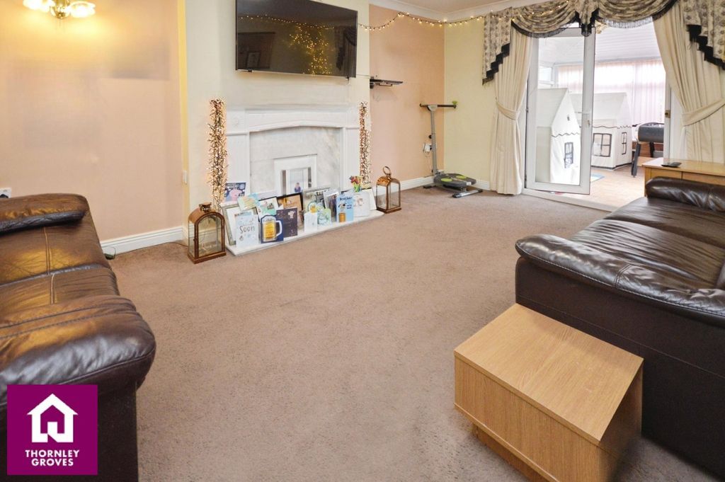 Property photo 2 of 18 Lounge