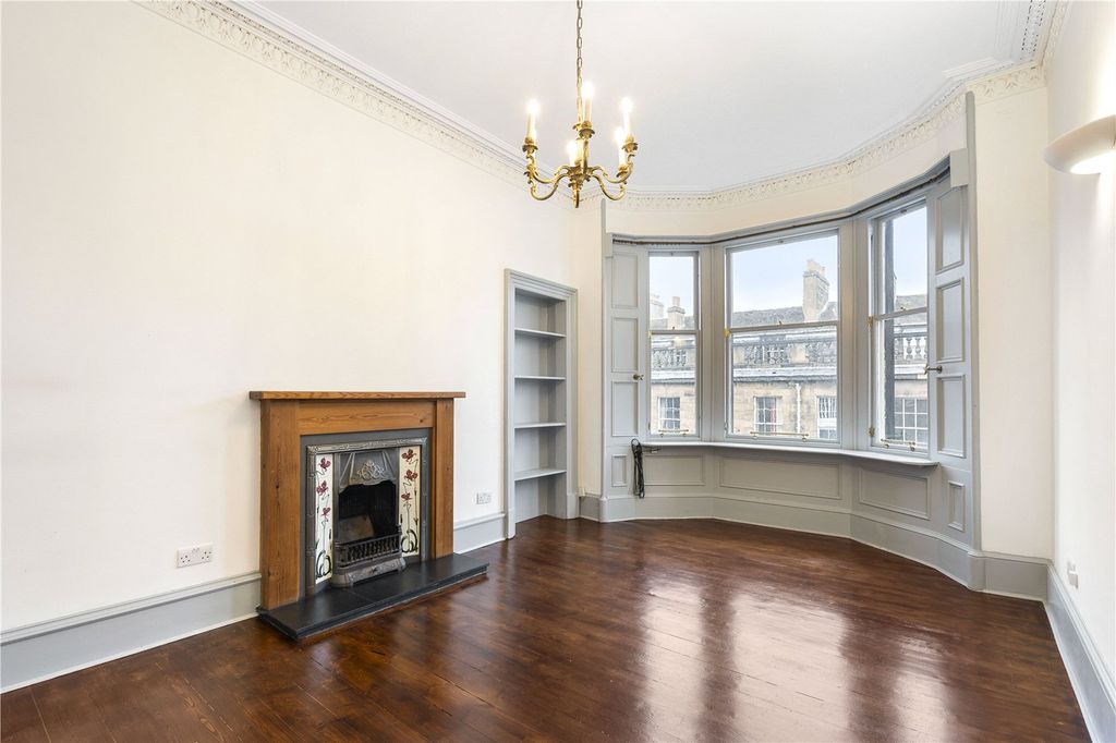 Property photo 3 of 32 Henderson Row 3