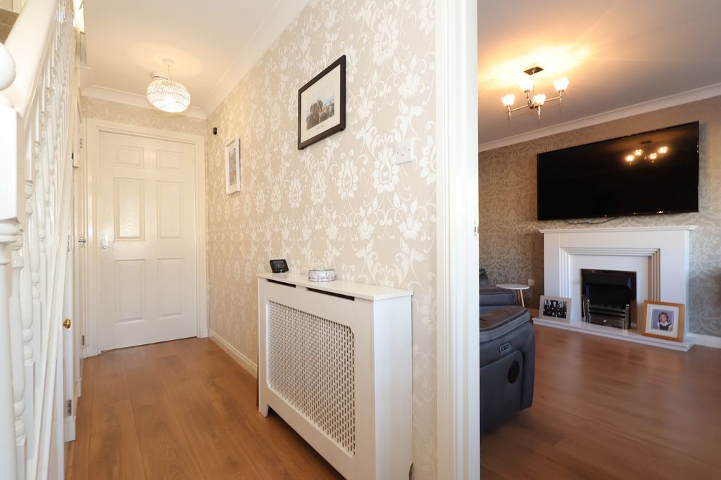 Property photo 2 of 19 Entrance Hall