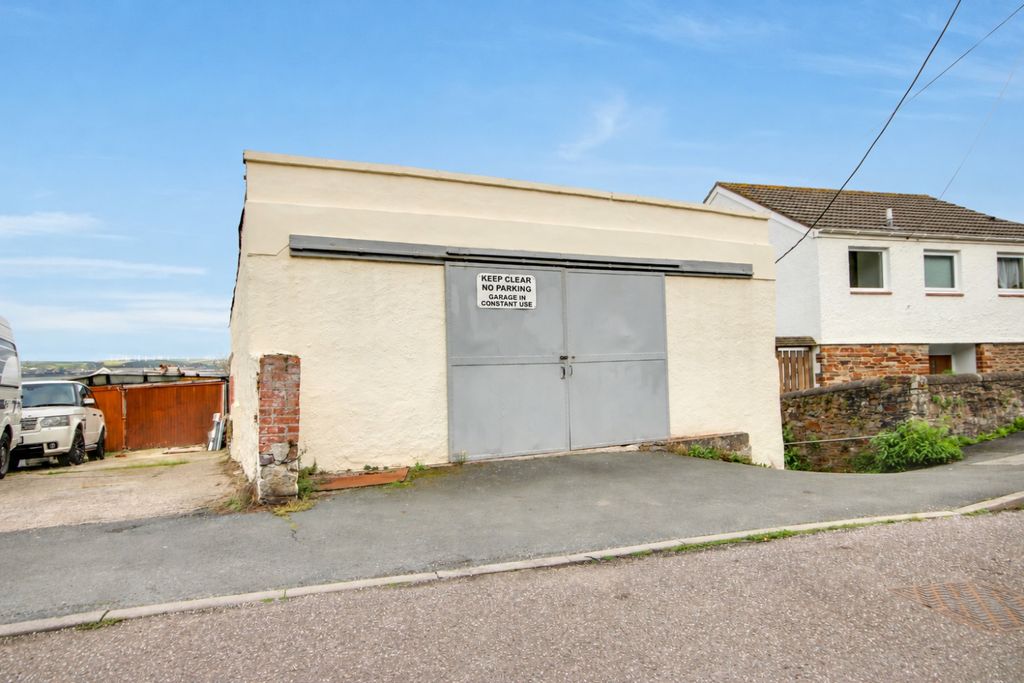 Property photo 1 of 18 Suburban Garage With Keep Clear Sign