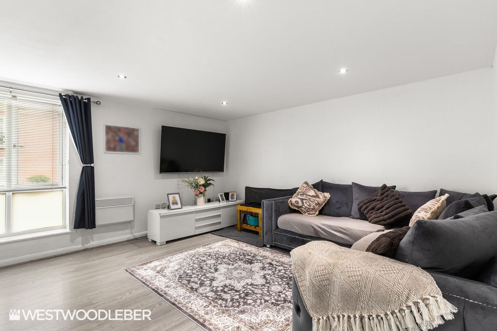 Property photo 2 of 16 Plomeravenue_5.Jpg