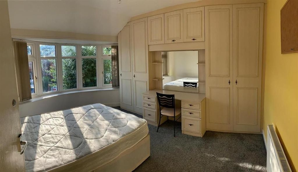 Property photo 3 of 9 Bright Double Bedroom With Built-In Wardrobes, A S...