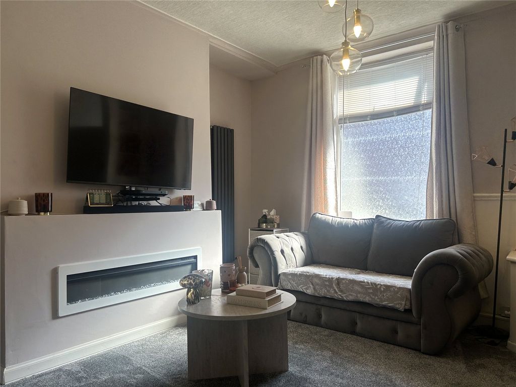 Property photo 3 of 14 Lounge