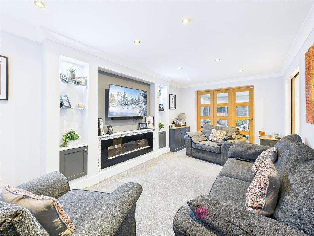 Property photo 3 of 18 Lounge