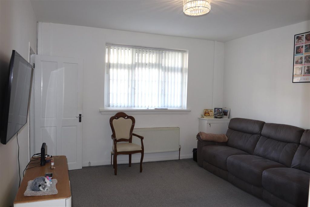 Property photo 3 of 28 Lounge