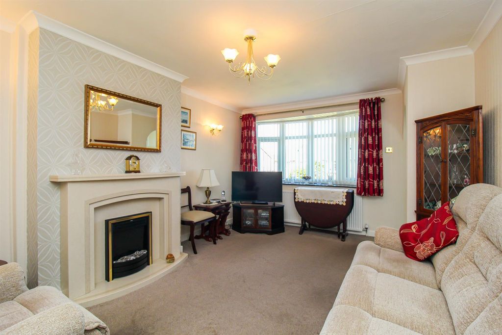 Property photo 2 of 11 Lounge