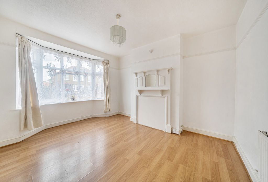 Property photo 2 of 11 1333701-13-688Cae...