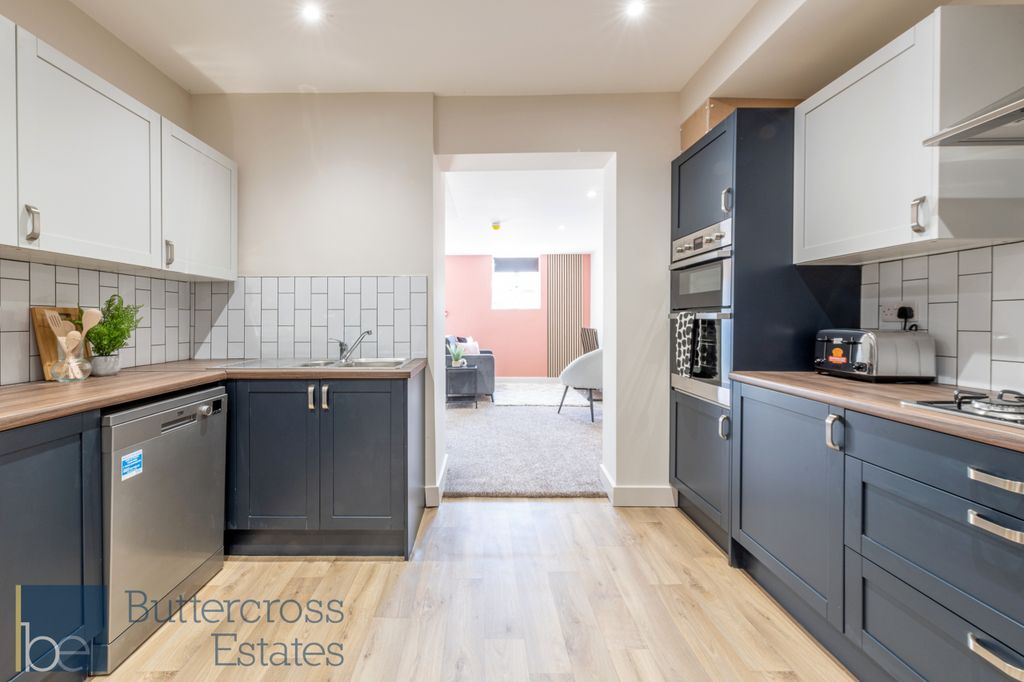 Property photo 3 of 8 Kitchen