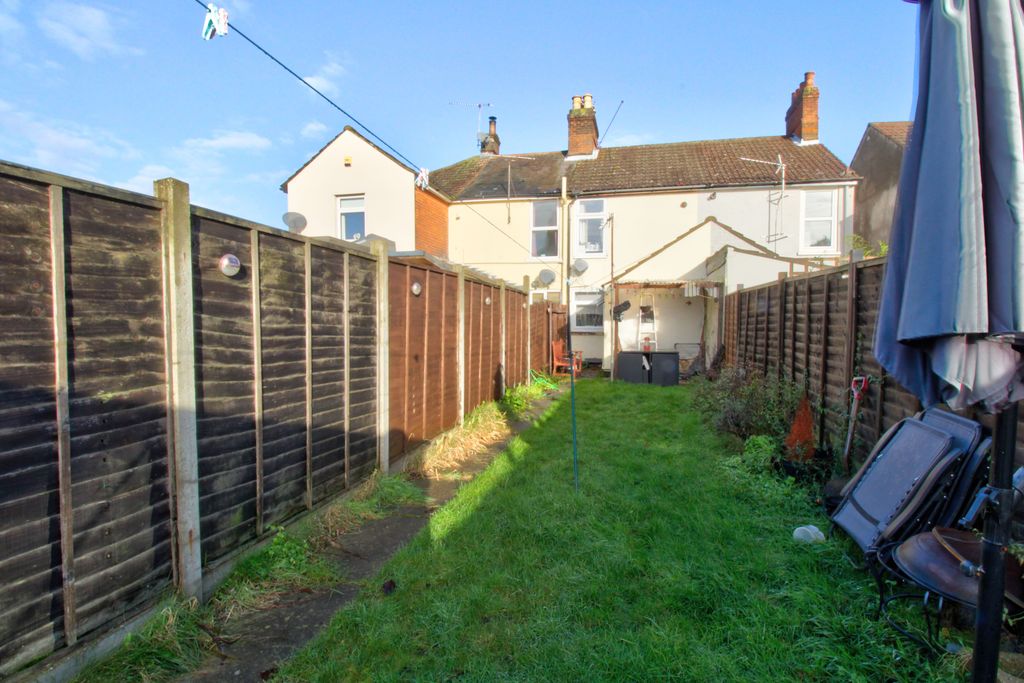 Property photo 2 of 7 Garden 1