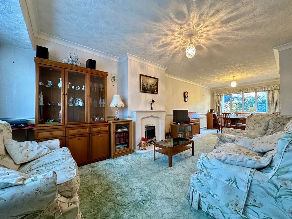 Property photo 3 of 16 Lounge